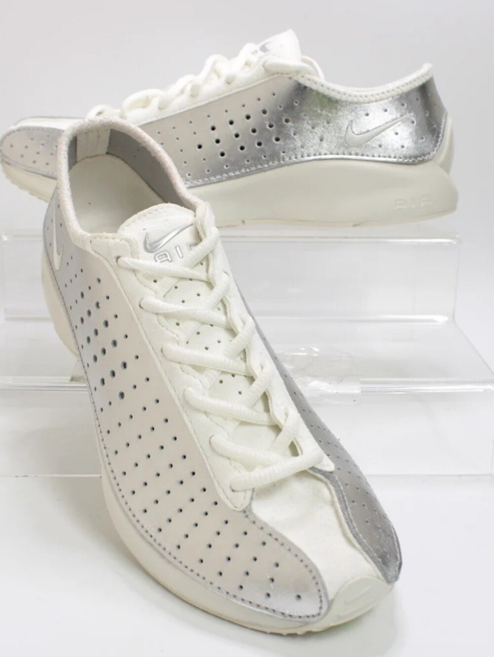 Size 8 Nike Women’s White and Silver Perforated Lace-Up Sneakers Retail 140$